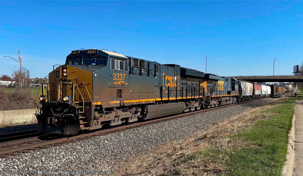 CSX 3337 leads M369.